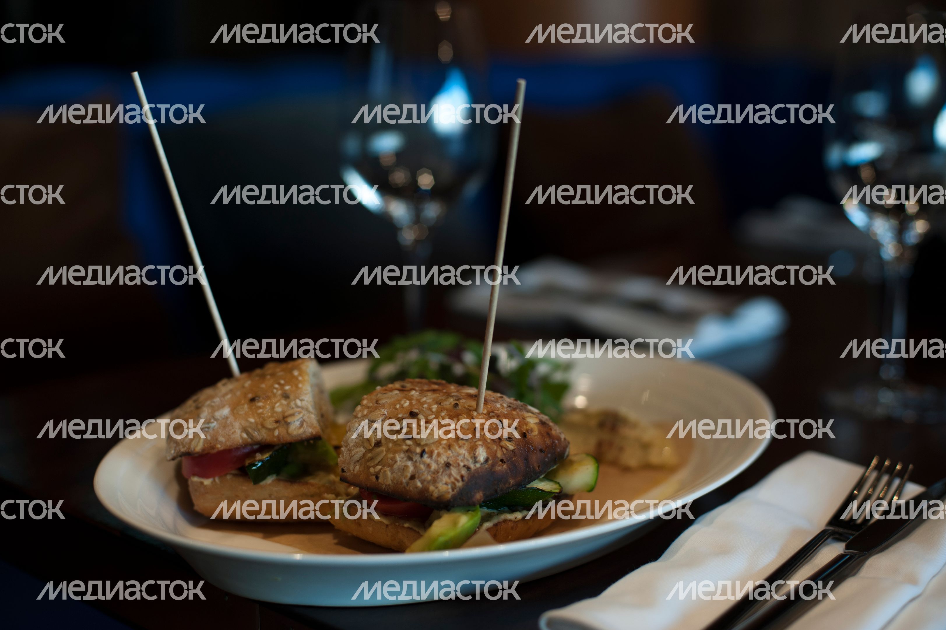 Приготовление чиабатты с хумусом и овощами