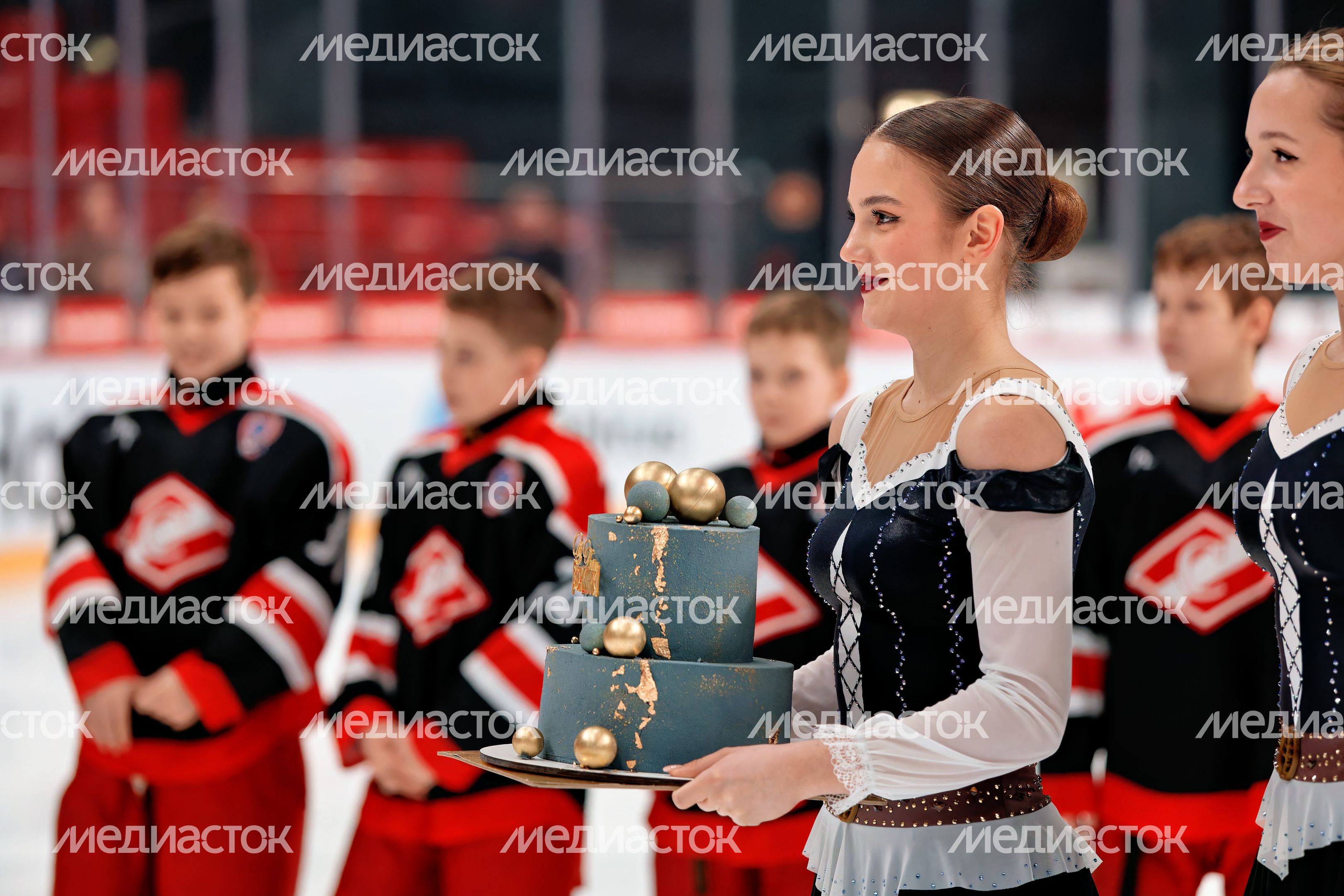 Награждение юных спортсменов хоккейного турнира «Кубок олимпийского чемпиона Юрия Ляпкина» в Балашихе Награждение юных спортсменов хоккейного турнира «Кубок олимпийского чемпиона Юрия Ляпкина» в Балашихе