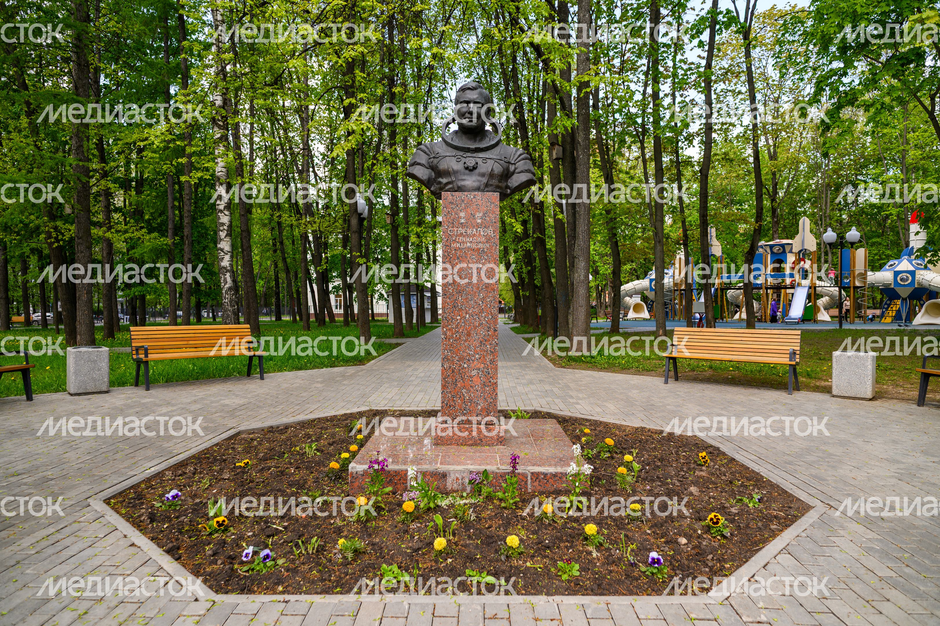 Бронзовый бюст дважды Героя Советского Союза, летчика-космонавта Г.М. Стрекалова в Мытищах Бронзовый бюст дважды Героя Советского Союза, летчика-космонавта Г.М. Стрекалова в Мытищах
