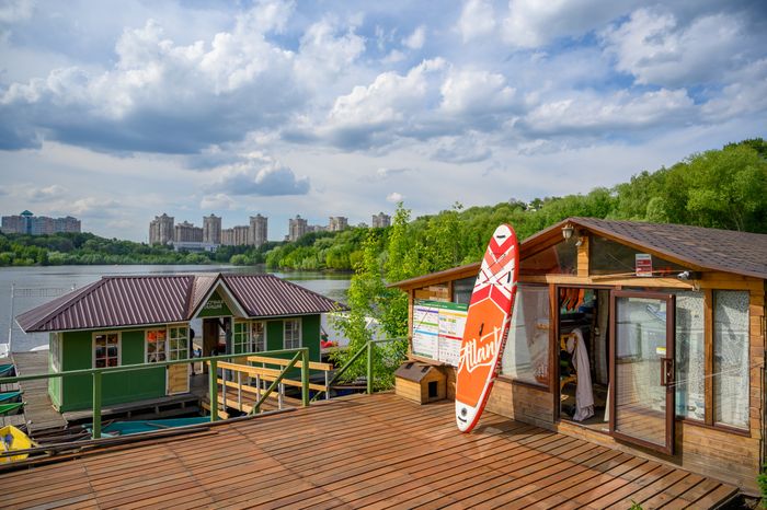 Набережная Борисоглебского озера в Раменском городском парке культуры и отдыха летом