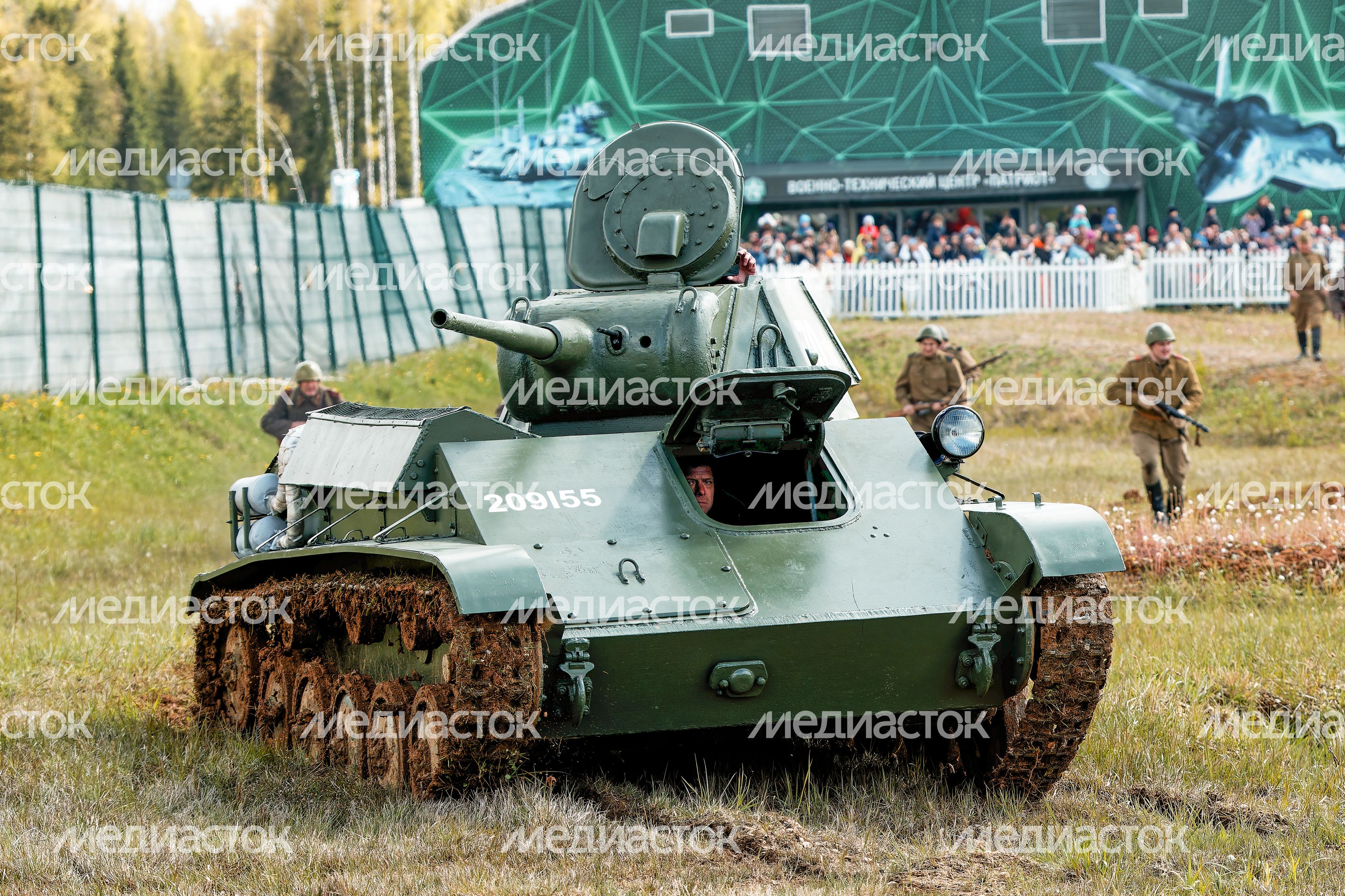 Военно-историческая реконструкция боя Великой Отечественной войны с техникой и авиацией в парке «Патриот» Одинцовского округа Военно-историческая реконструкция боя Великой Отечественной войны с техникой и авиацией в парке «Патриот» Одинцовского округа