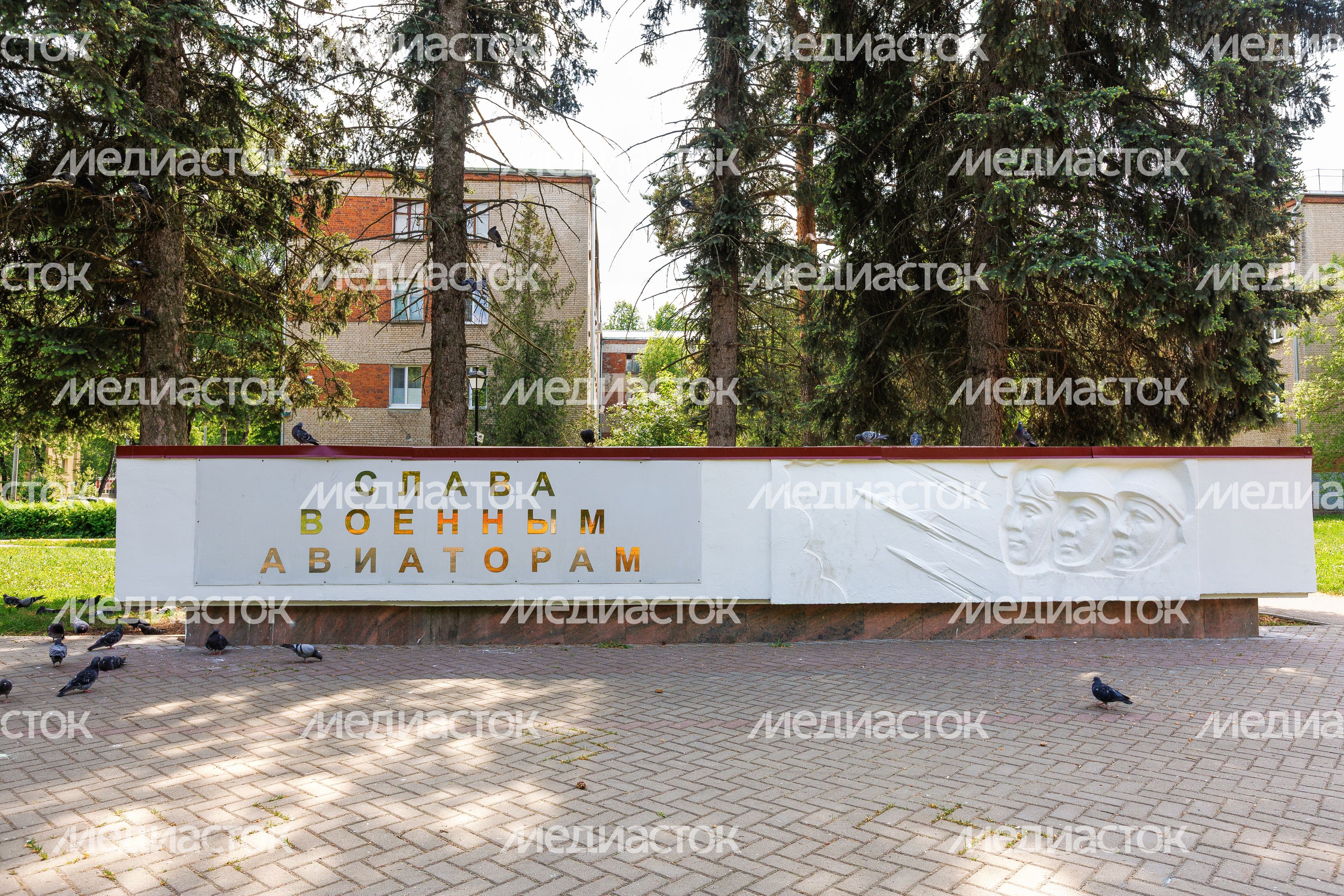 Монумент «Слава военным авиаторам» на площади Ленина в поселке Монино округа Щелково Монумент «Слава военным авиаторам» на площади Ленина в поселке Монино округа Щелково