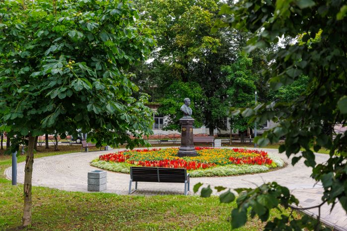 Бюст Давида Ивановича Хлудова в Егорьевске летом