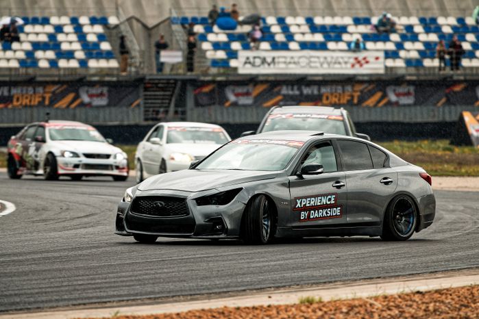 Гонка автомобилей на дрифт-фестивале скорости и драйва Drift Expo Track Mode 2025