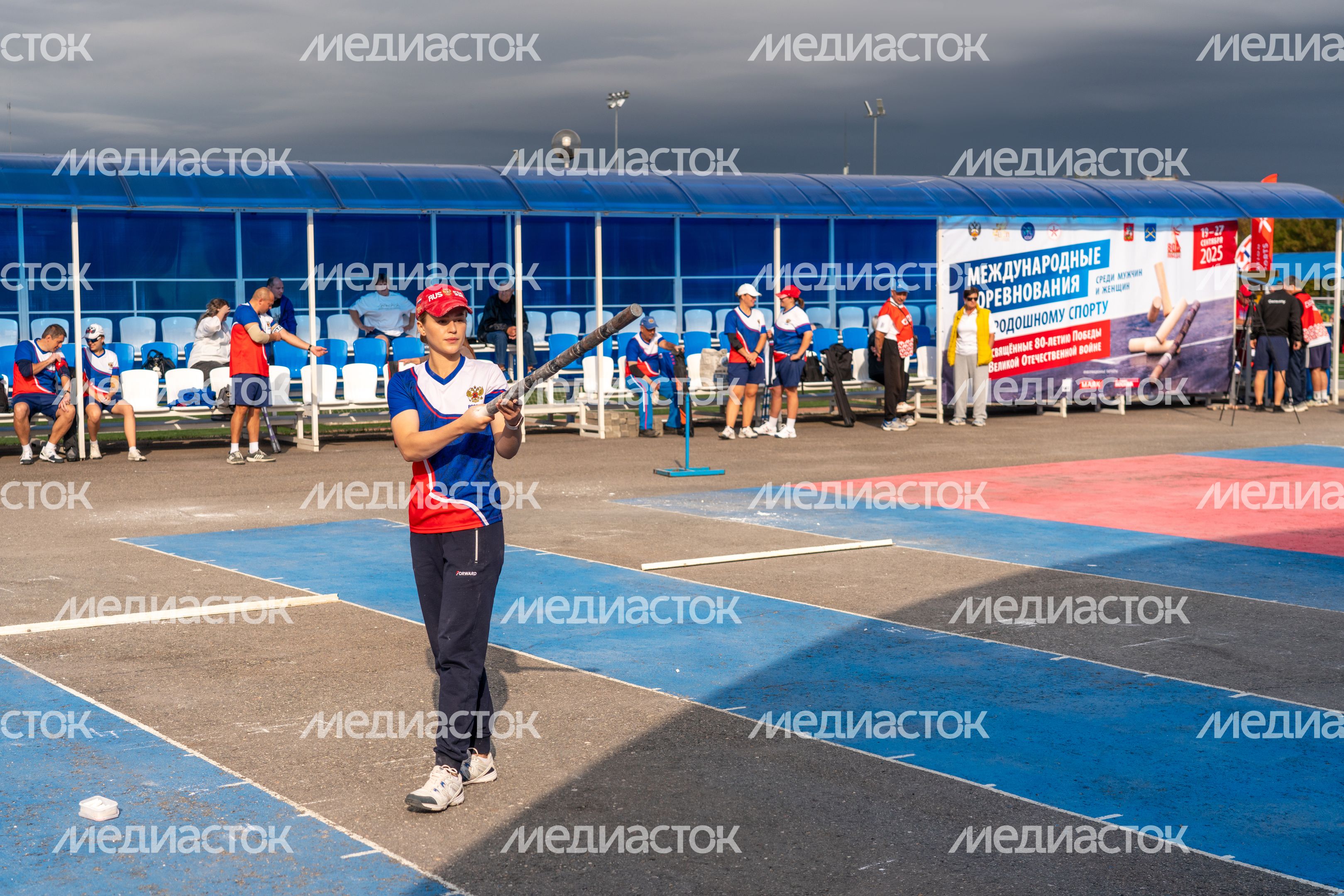 Спортсменка из России кидает биту на соревнованиях по городошному спорту в Подольске Спортсменка из России кидает биту на соревнованиях по городошному спорту в Подольске