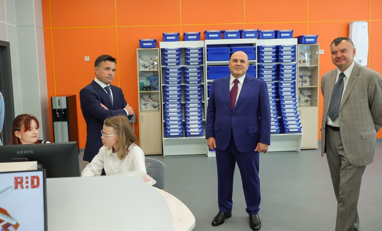 Михаил Мишустин и Андрей Воробьев поздравили учащихся и педагогов лобненского лицея «Авиатика»