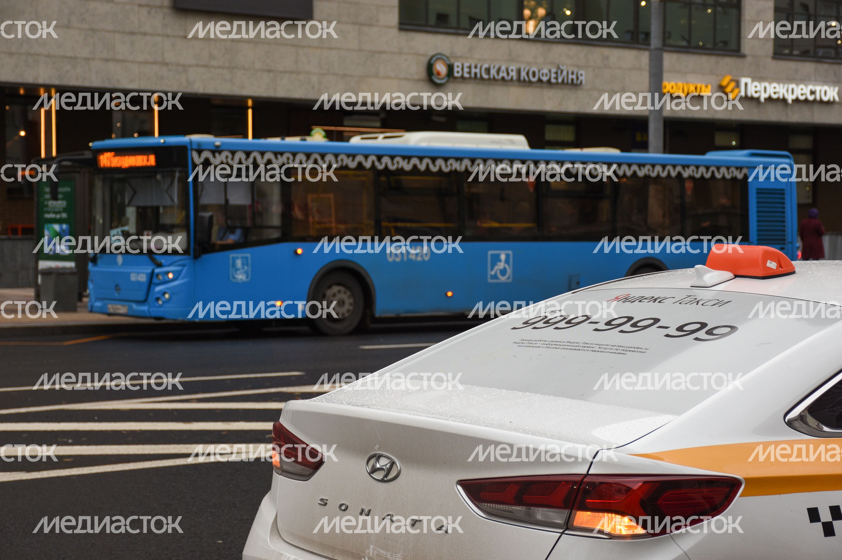 Повседневная жизнь города в Москве осенью