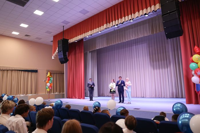 Андрей Воробьев посетил торжественную линейку в новой зарайской школе