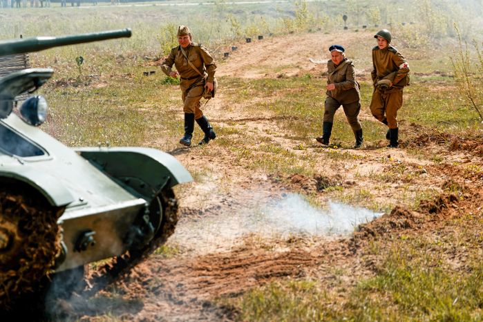 Военно-историческая реконструкция боя Великой Отечественной войны с техникой и авиацией в парке «Патриот» Одинцовского округа