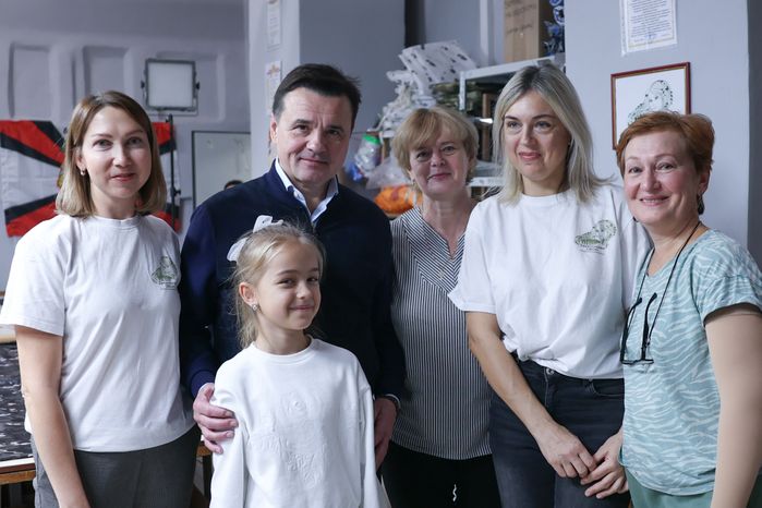 Андрей Воробьев посетил мастерскую волонтерского объединения «Zамаскируем СВОих»