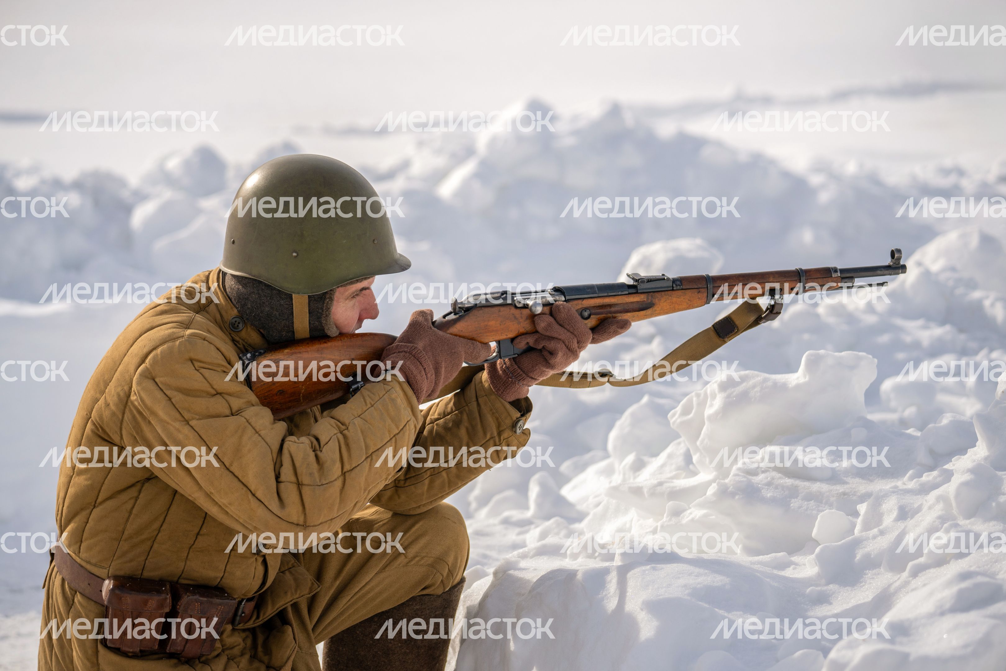 Солдат Красной Армии на военно-исторической реконструкции «На безымянной высоте» в парке «Патриот» Одинцовского округа