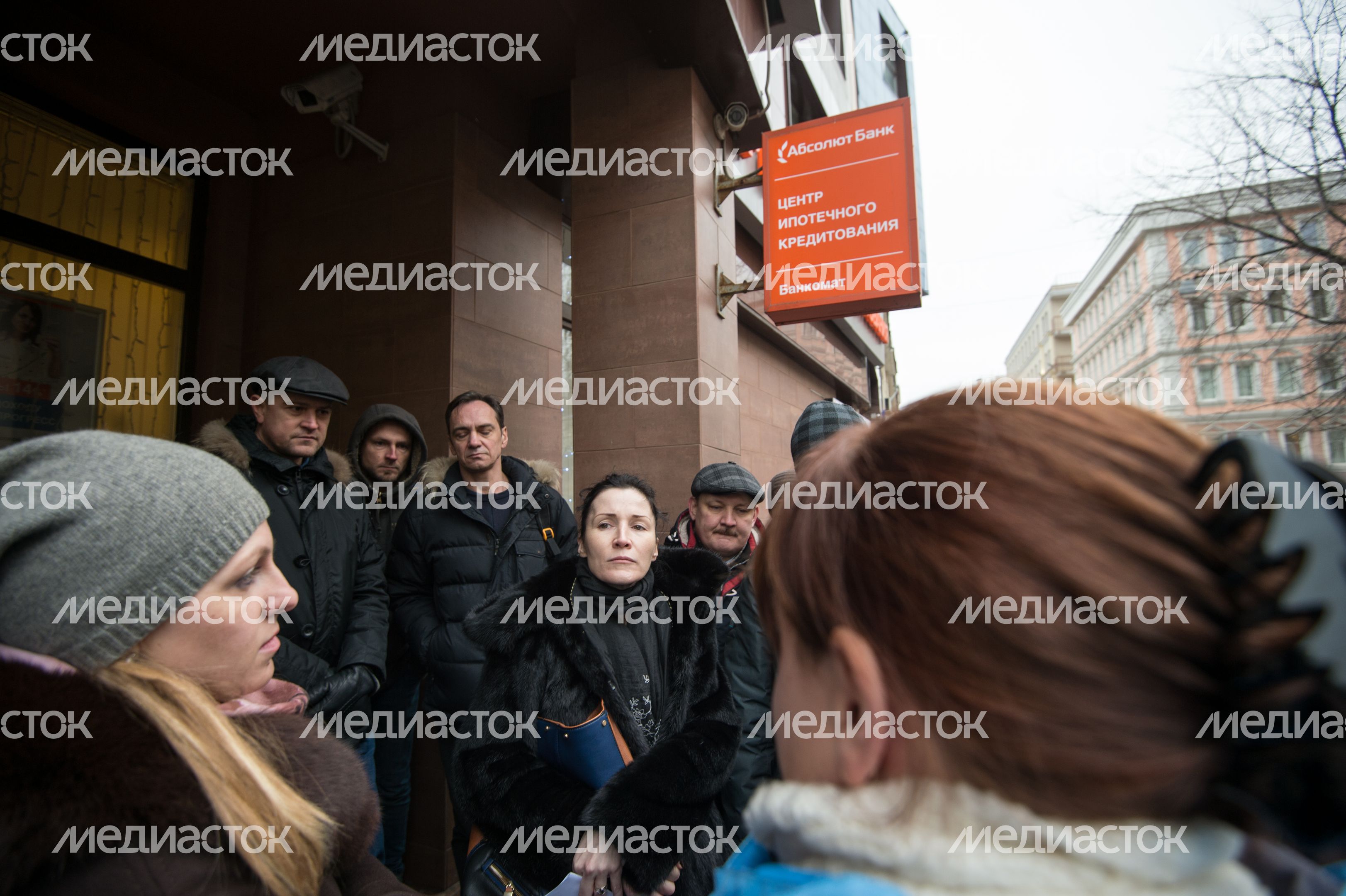 Валютные заемщики собрались у отделения Абсолют Банка в Москве