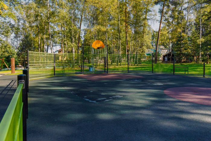 Спортивная площадка в Никольско-Архангельском парке Балашихи летом