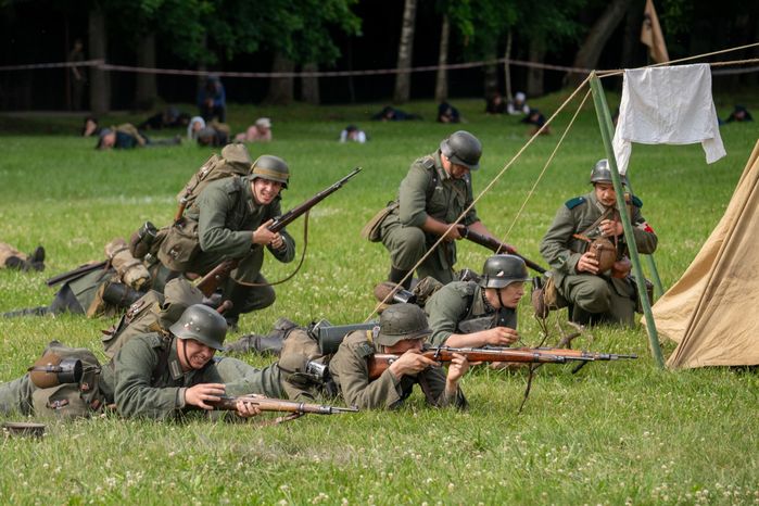 Реконструкция боя на военно-историческом фестивале «Ополчение. По зову сердца» в музее-заповеднике «Горки Ленинские»