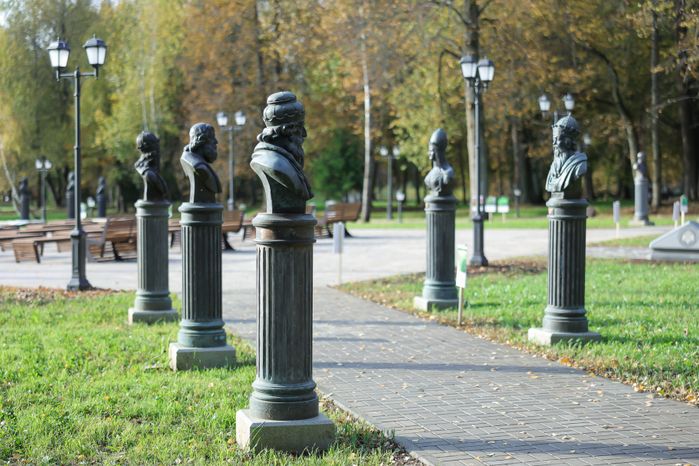 Бюсты в Аллее правителей в усадьбе Татищева под Солнечногорском