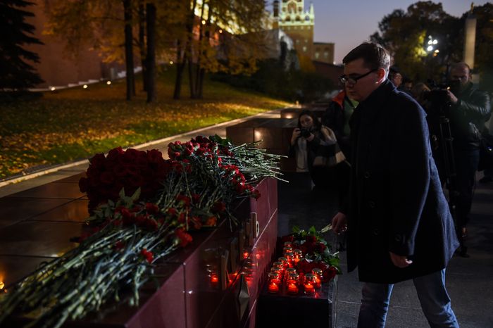 Возложение цветов к мемориалу города Керчь в Москве