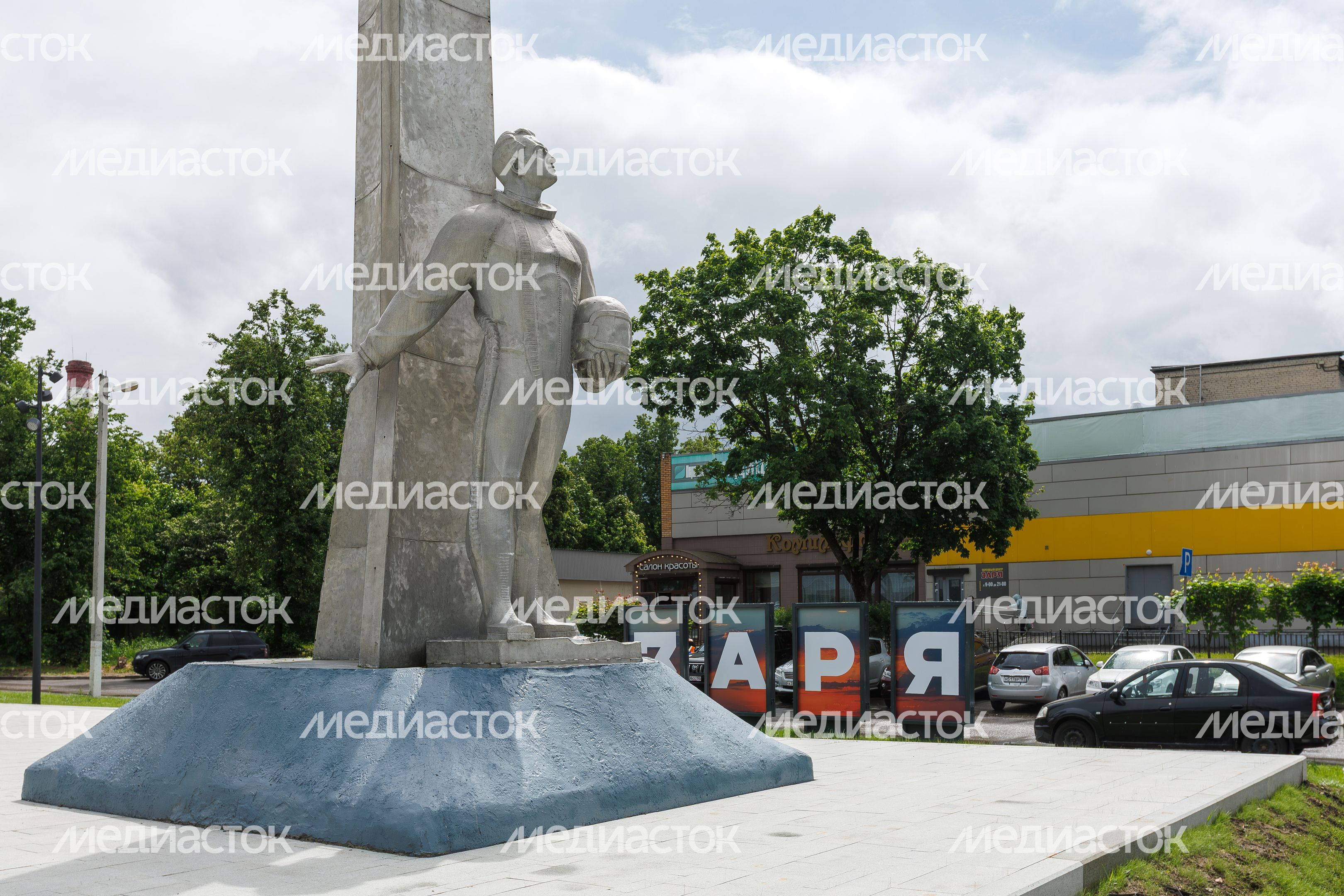 Памятник советскому летчику на улице Гагарина в микрорайоне Заря в Балашихе Памятник советскому летчику на улице Гагарина в микрорайоне Заря в Балашихе