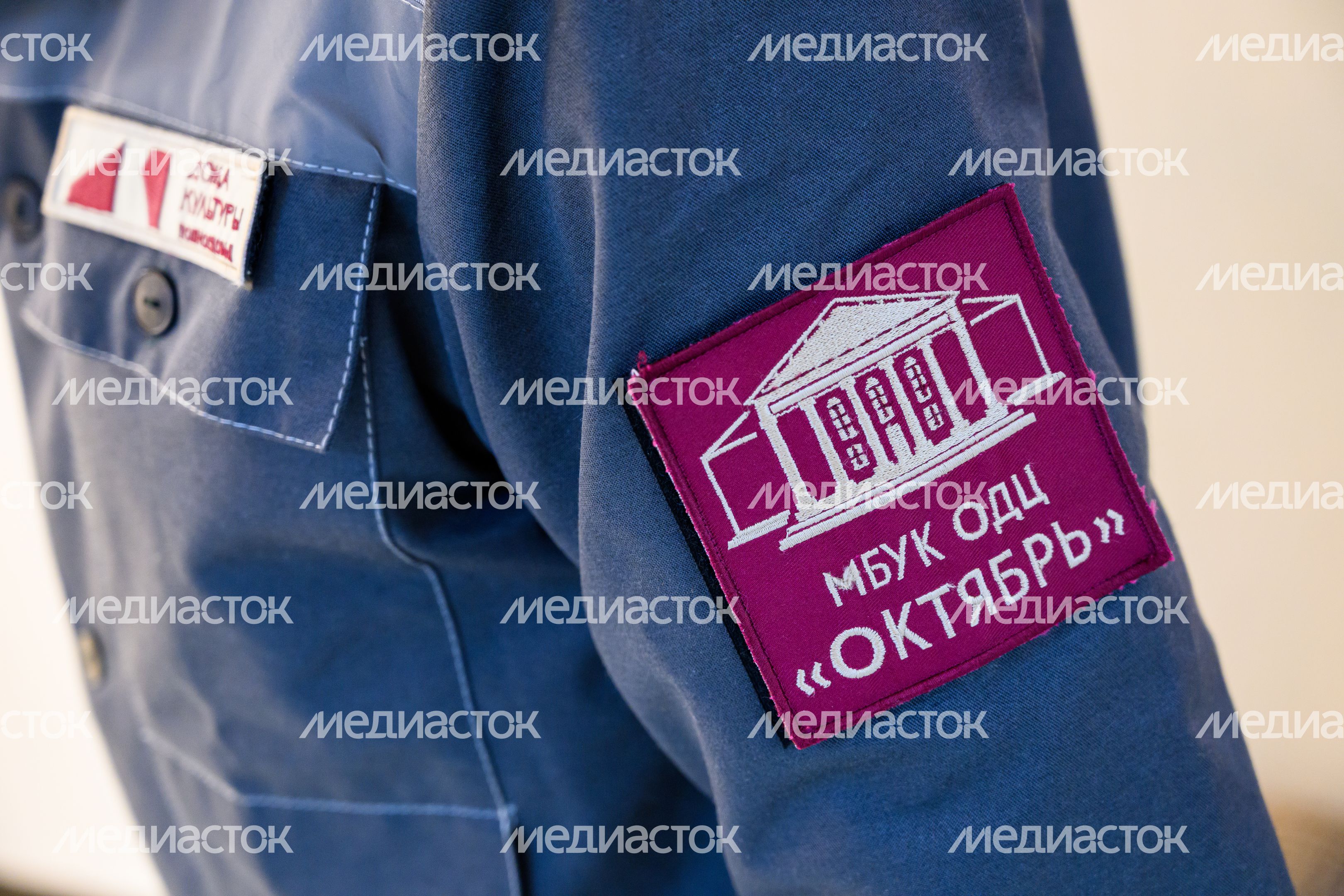 Сотрудник Образовательно-досугового центра «Октябрь» в Сергиевом Посаде в брендированной одежде