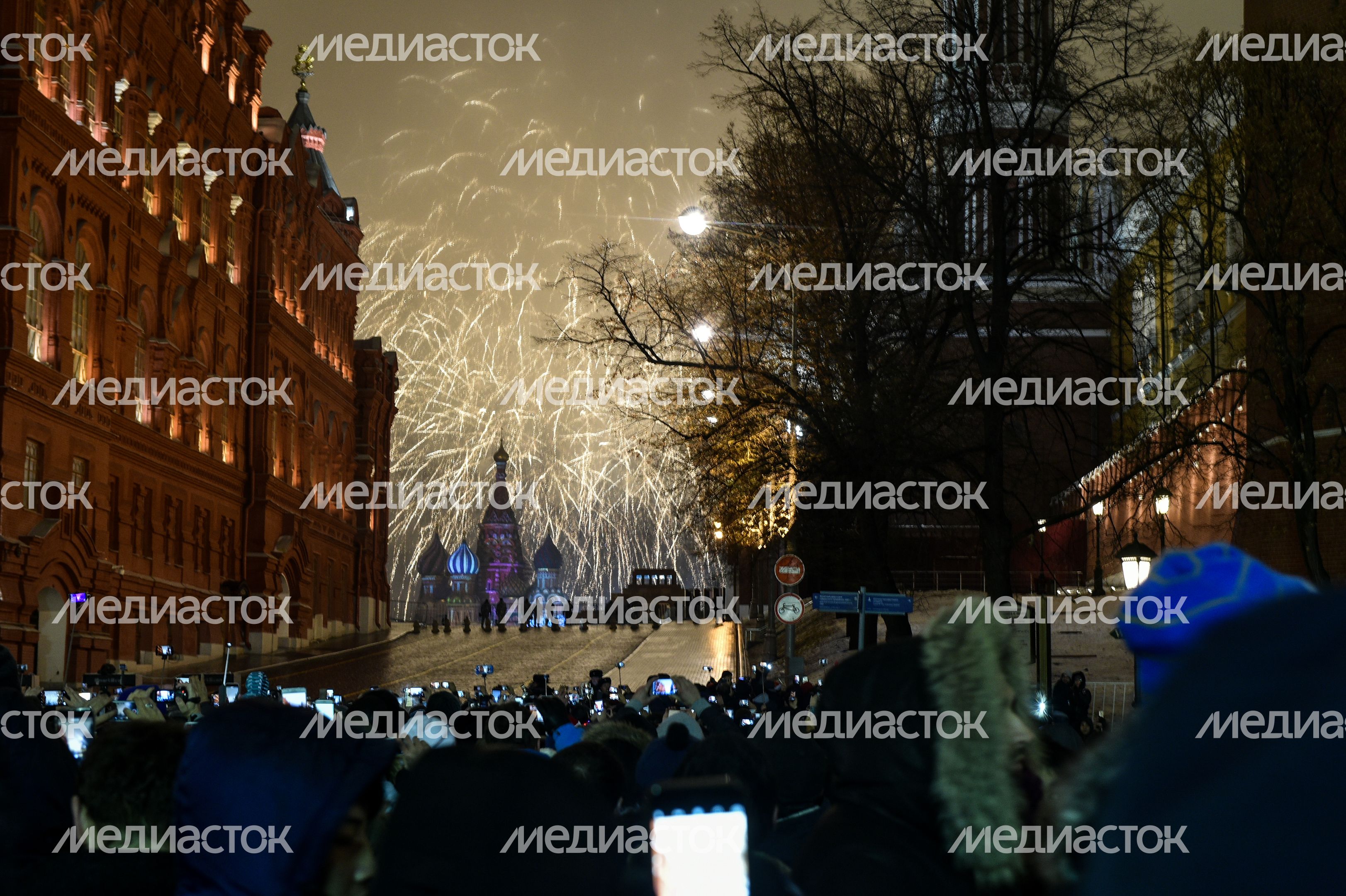 Как москвичи встречали 2017 год на Красной площади
