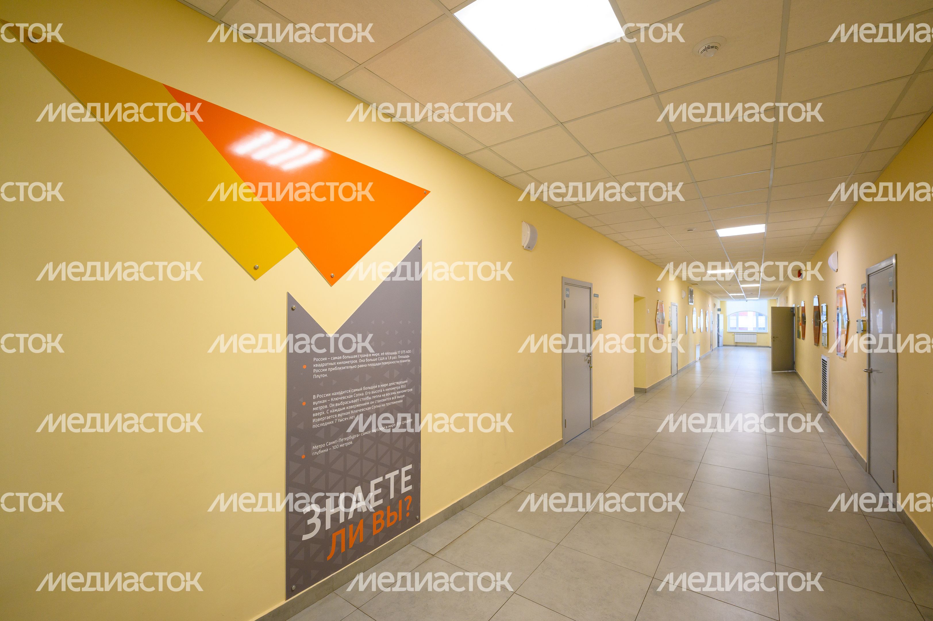 Коридор нового корпуса начальной школы образовательного комплекса №19 в Мытищах Коридор нового корпуса начальной школы образовательного комплекса №19 в Мытищах