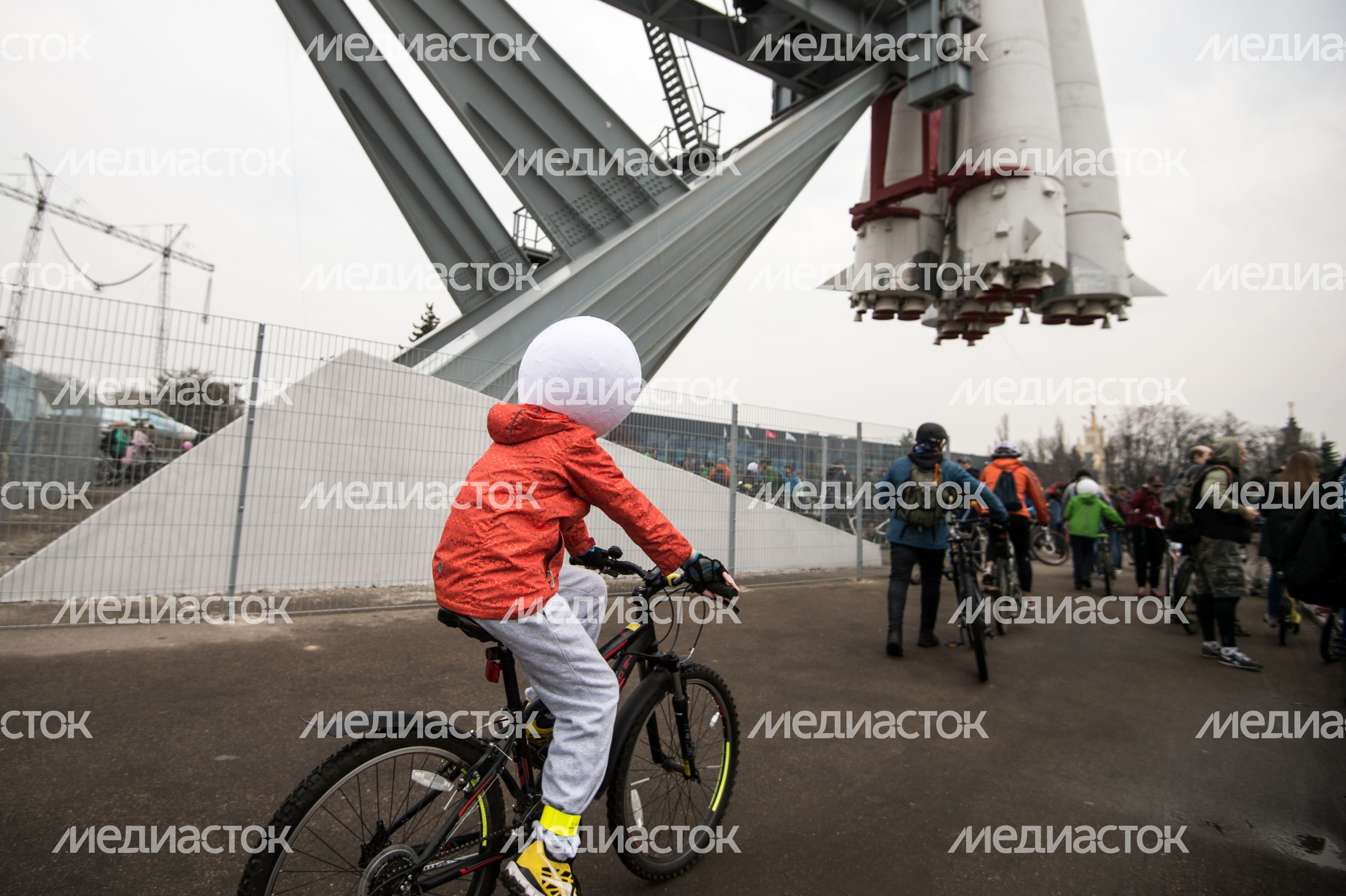 Велопробег в честь 55-летия первого полета человека в космос в Москве