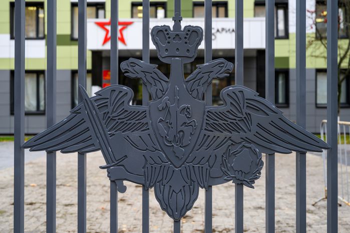 Герб России на ограде военкомата Московской области