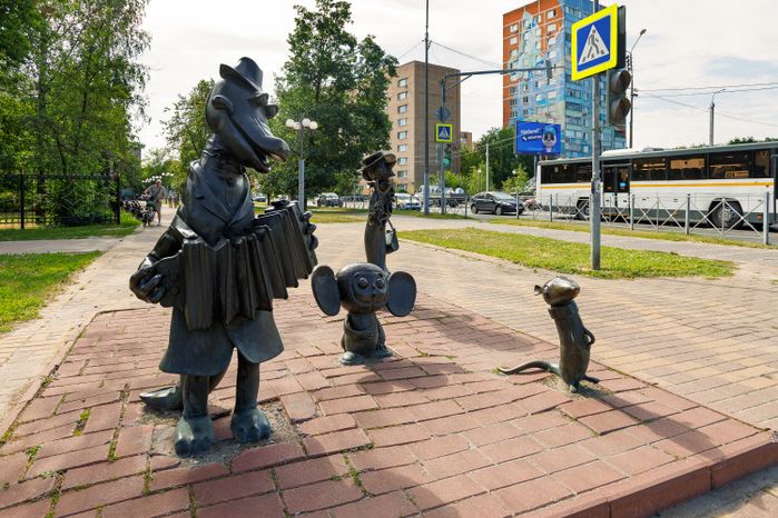 Жанровая скульптура «Крокодил Гена, Чебурашка и Шапокляк» на улице Михалевича в Раменском