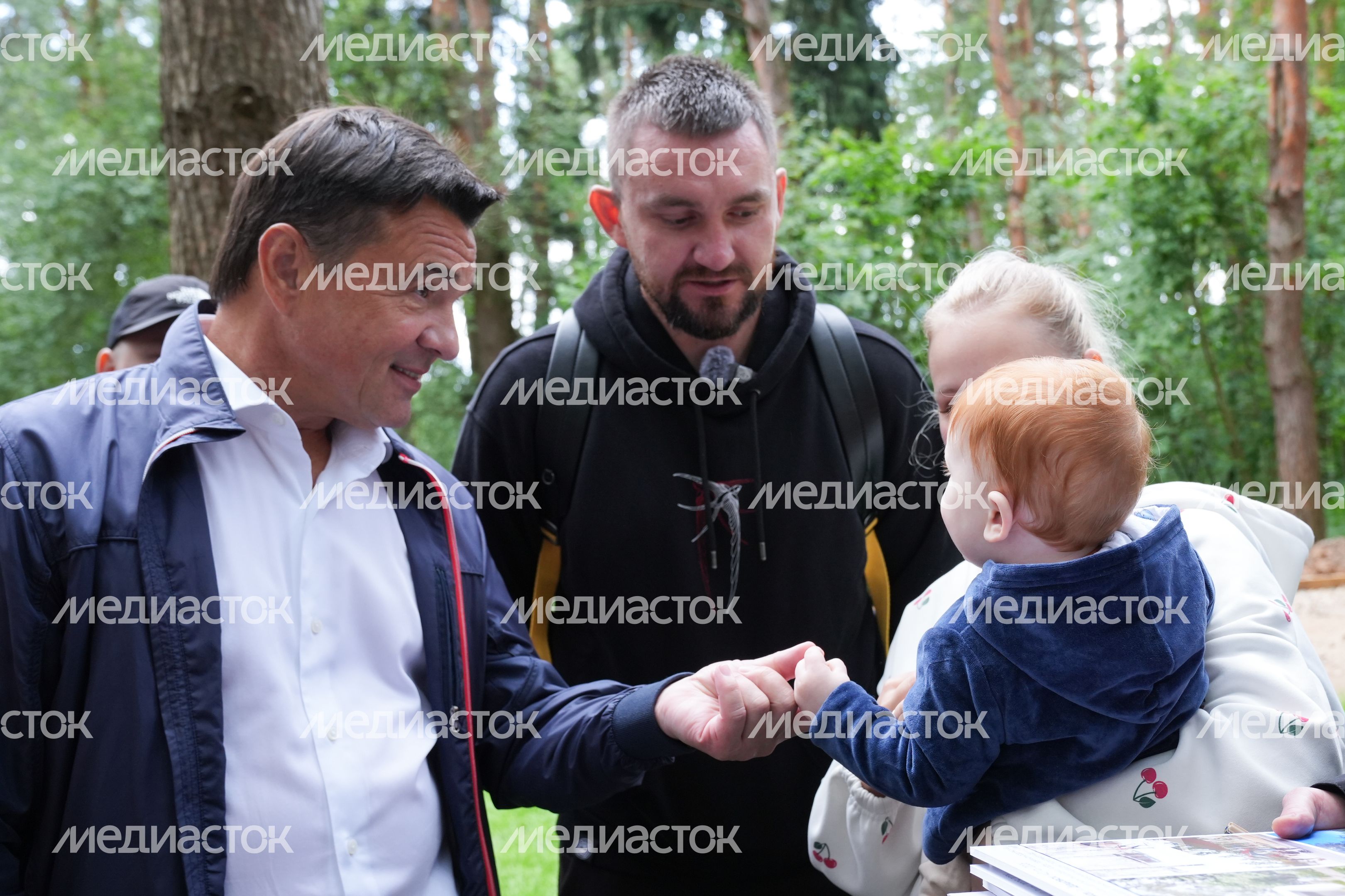 Андрей Воробьев проверил ход благоустройства лесопарка "Массовка" в Дедовске