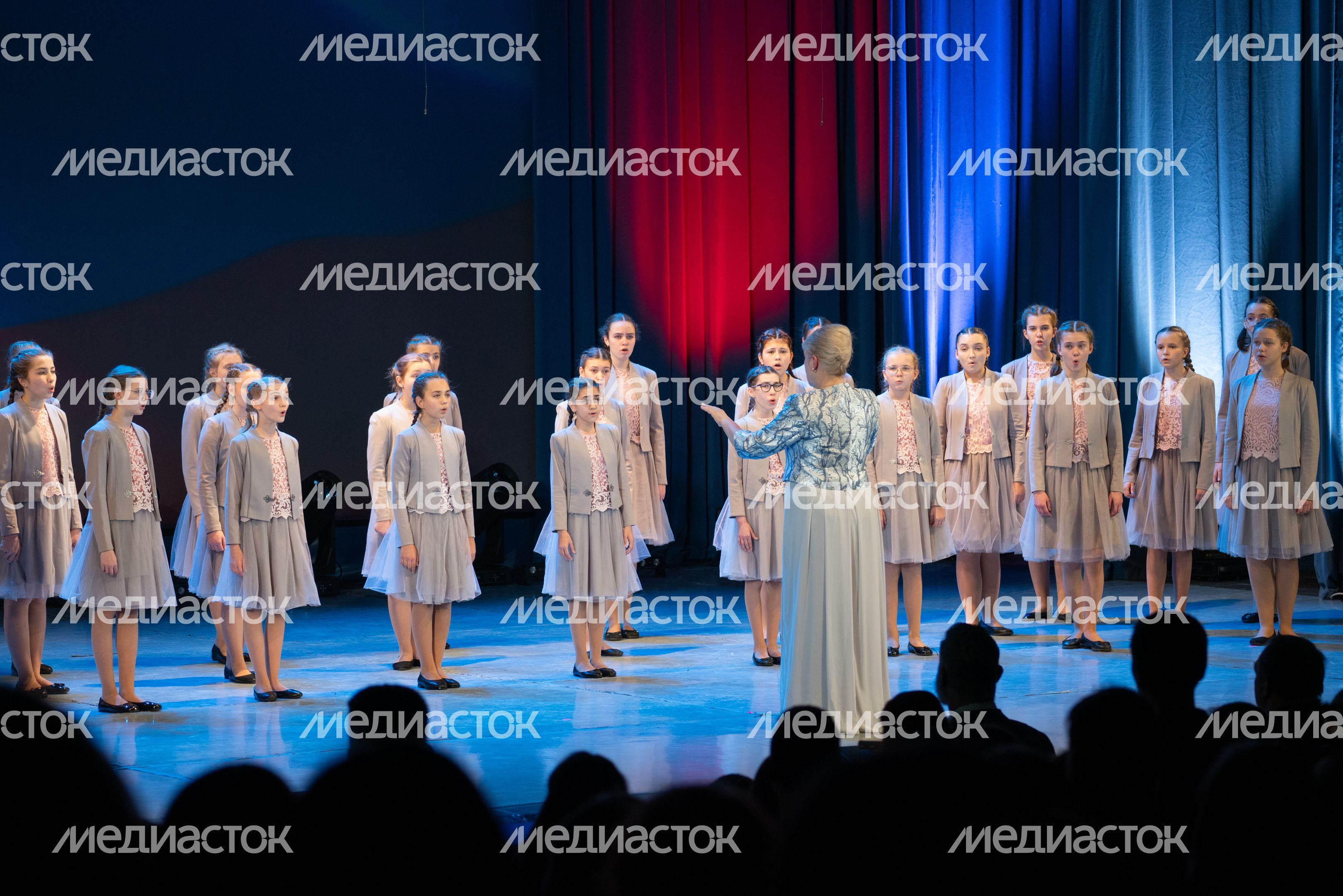 Хор на сцене ДК «Подмосковье» в Красногорске на фестивале ко Дню народного единства Хор на сцене ДК «Подмосковье» в Красногорске на фестивале ко Дню народного единства