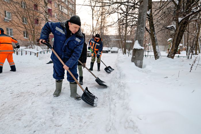 Уборка снега в поселке Большие Вяземы Одинцовского округа
