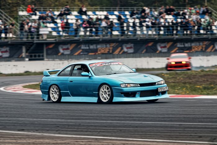 Гонка автомобилей на дрифт-фестивале скорости и драйва Drift Expo Track Mode 2025