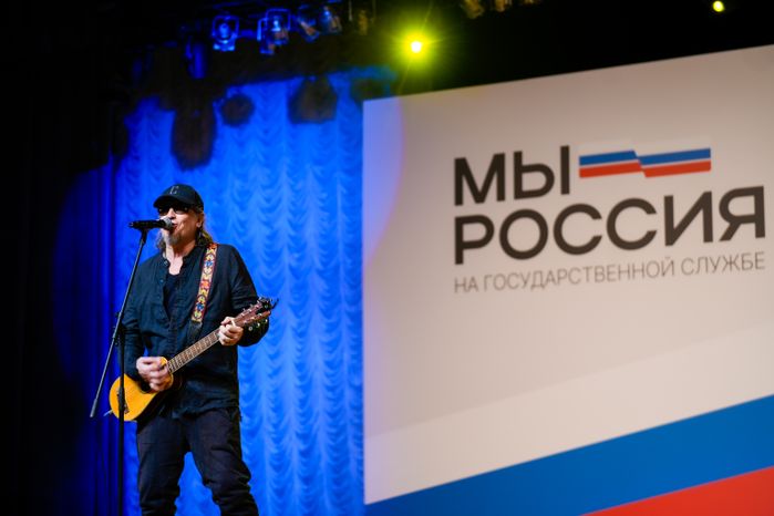 Сергей Галанин выступает перед участниами форума "На государственной службе"