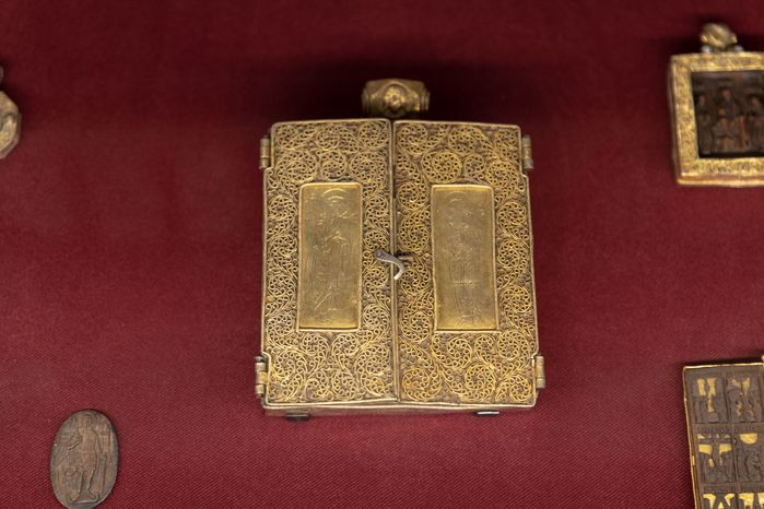 Ризница. Экспозиция Реликвия и сокровища Троице-Сергиева монастыря XI-XVII веков