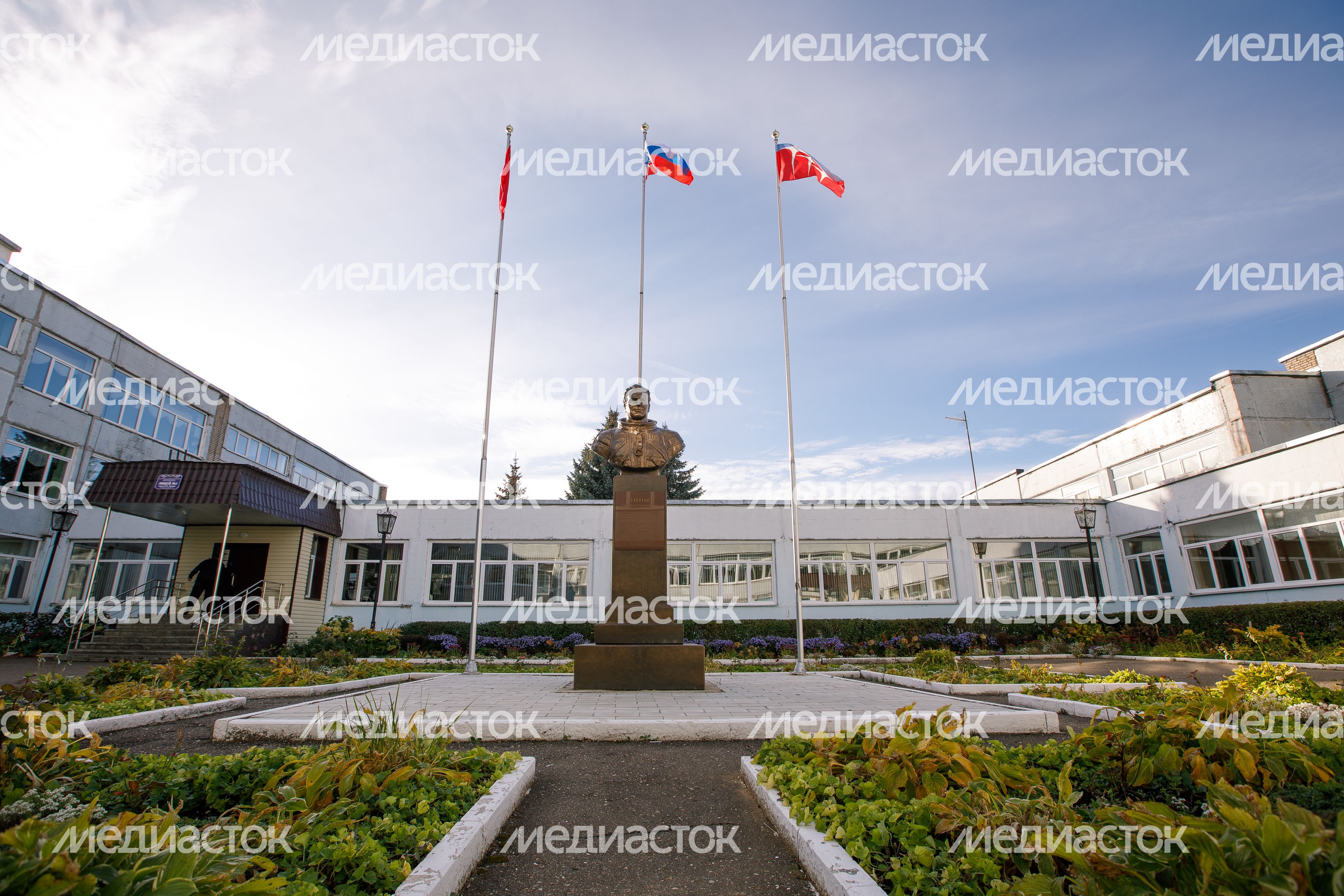Краснознаменск. Бюст космонавта Германа Титова во дворе лицея № 1 Краснознаменск. Бюст космонавта Германа Титова во дворе лицея № 1