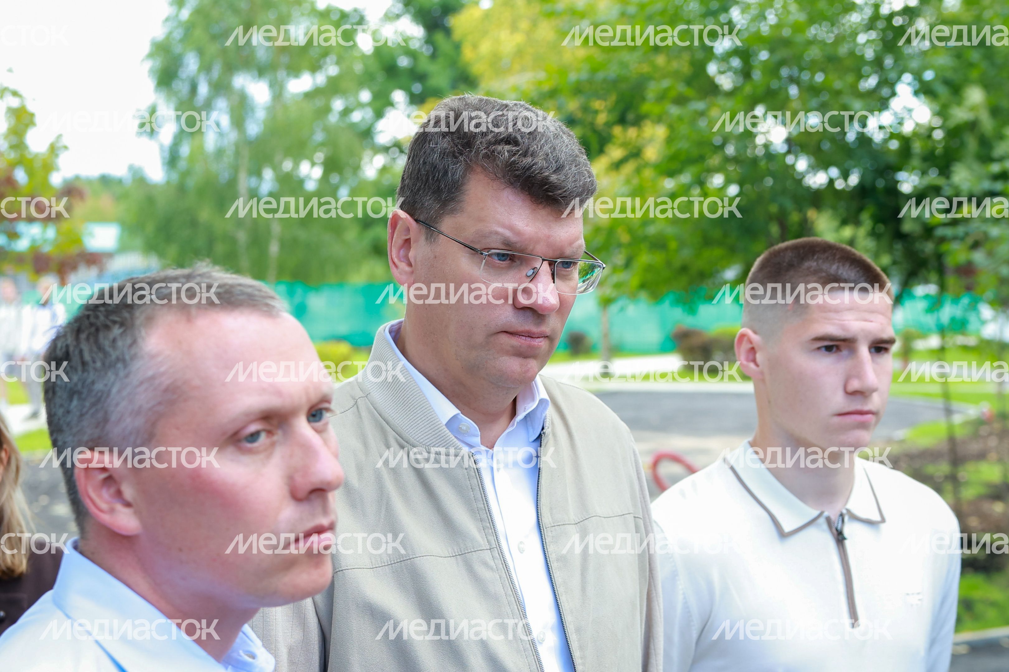 Денис Кравченко проверил ход благоустройства набережной пруда "Москвич" в Лобне