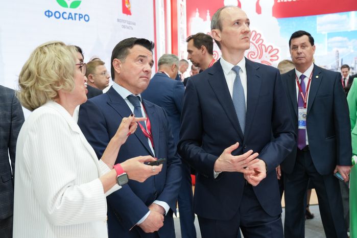 Дмитрий Григоренко посетил подмосковный стенд на ПМЭФ-2026
