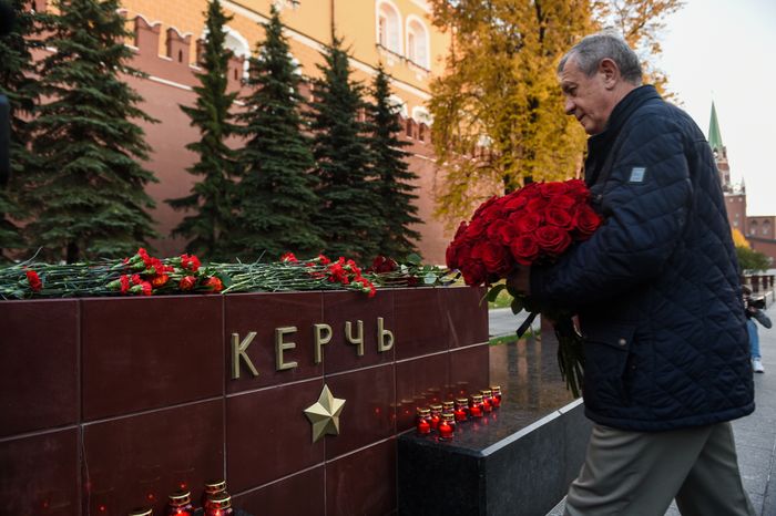 Возложение цветов к мемориалу города Керчь в Москве