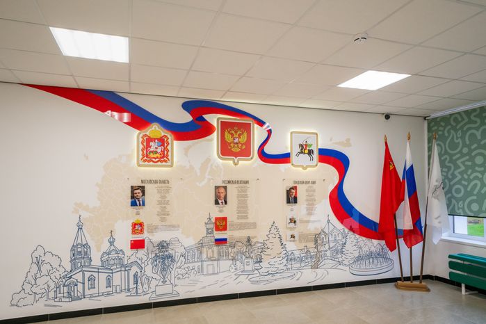 Коридор во втором отделении лицея им. Д.И. Менделеева в Клину после капитального ремонта