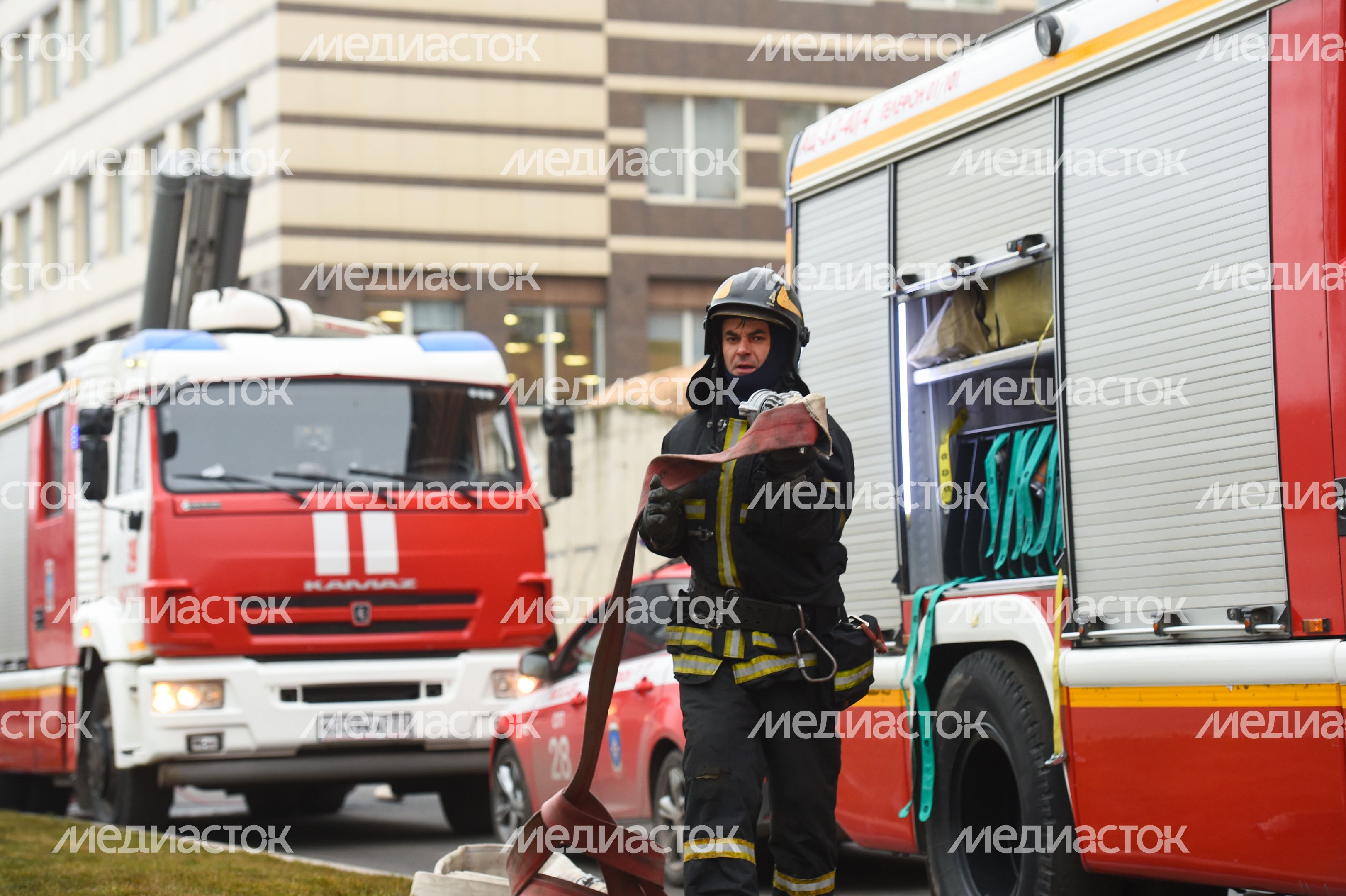 Пожар в складском помещении на улице Маршала Прошлякова в Москве