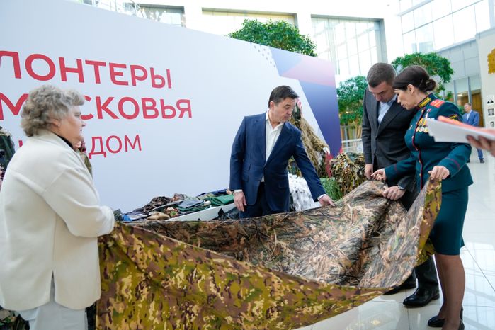 Андрей Воробьев осмотрел выставку волонтеров в региональном Доме Правительства