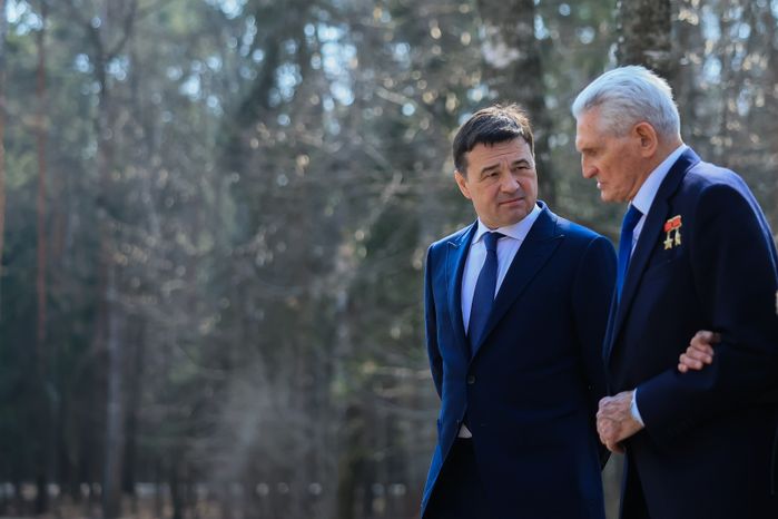Посещение губернатором космонавта первого отряда