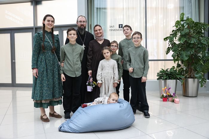 Женщин Подмосковья поздравили с Днем матери