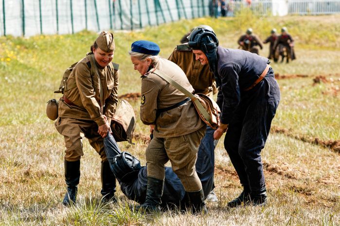 Военно-историческая реконструкция боя Великой Отечественной войны с техникой и авиацией в парке «Патриот» Одинцовского округа