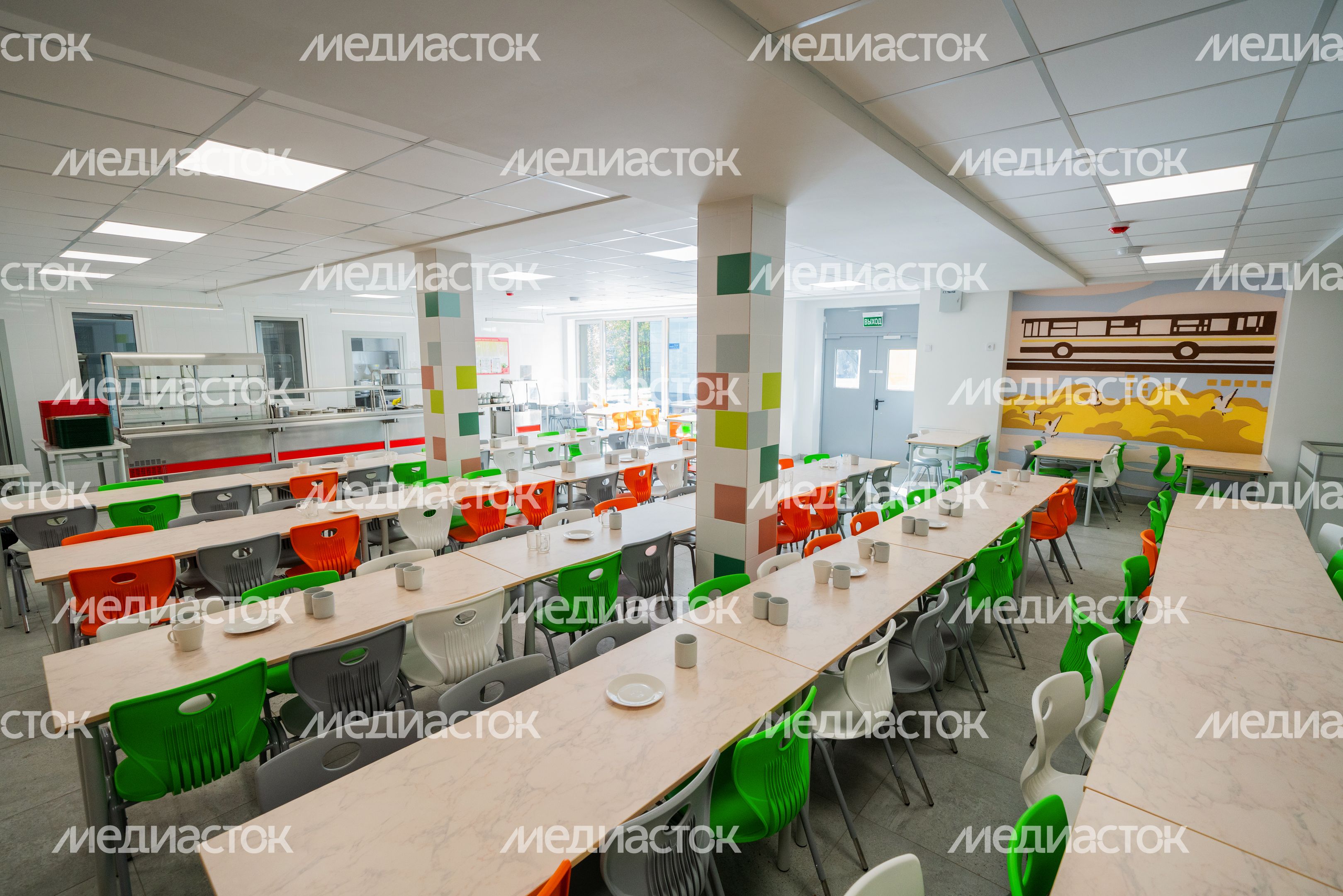 Столовая средней школы №2 на улице Фестивальной в Лобне после капитального ремонта Столовая средней школы №2 на улице Фестивальной в Лобне после капитального ремонта