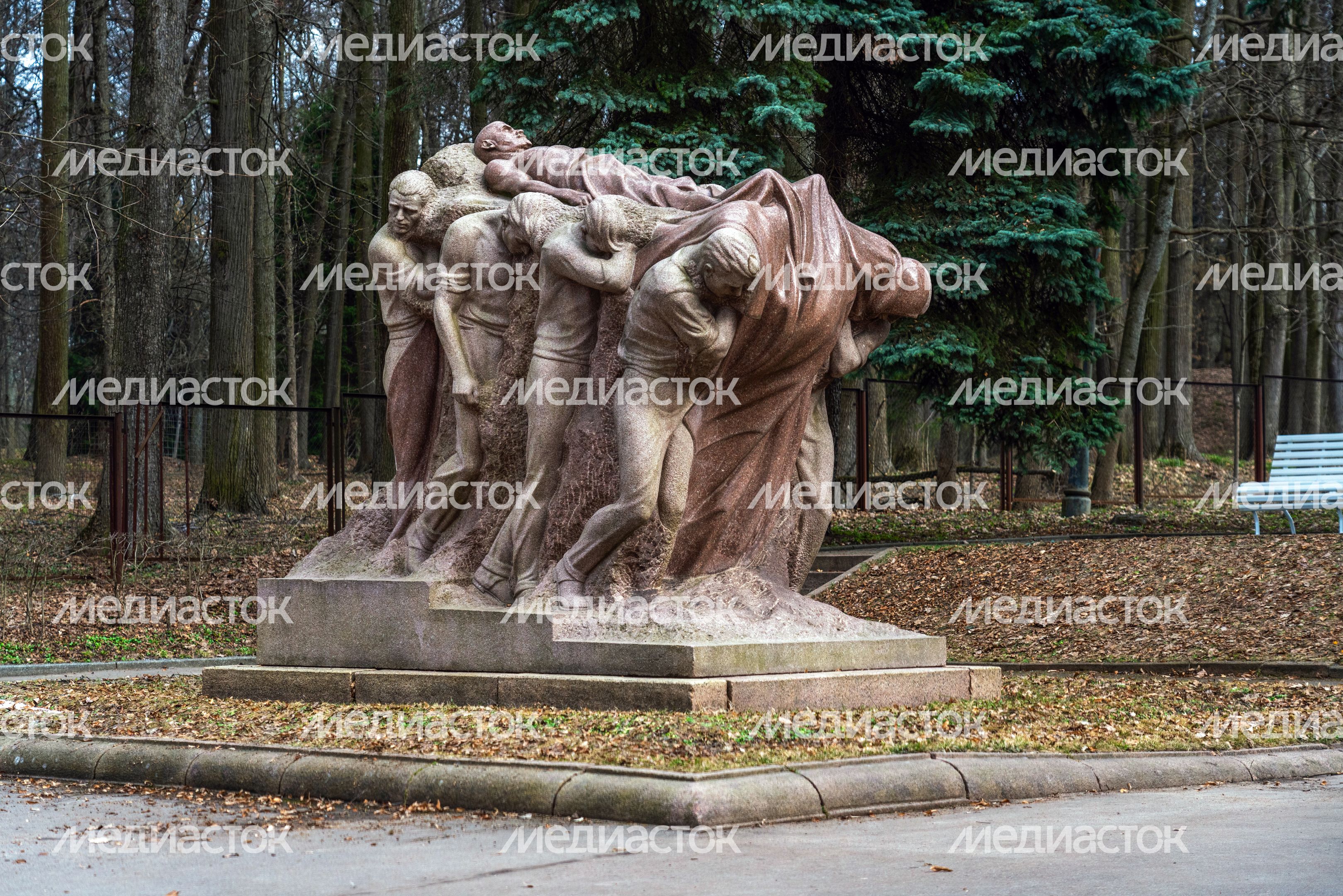 Памятник «Похороны вождя» в музее-заповеднике «Горки Ленинские» Памятник «Похороны вождя» в музее-заповеднике «Горки Ленинские»