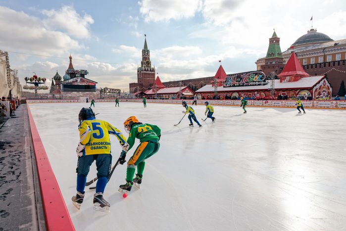 Подмосковные хоккеисты сыграли в матче на Красной площади в Москве