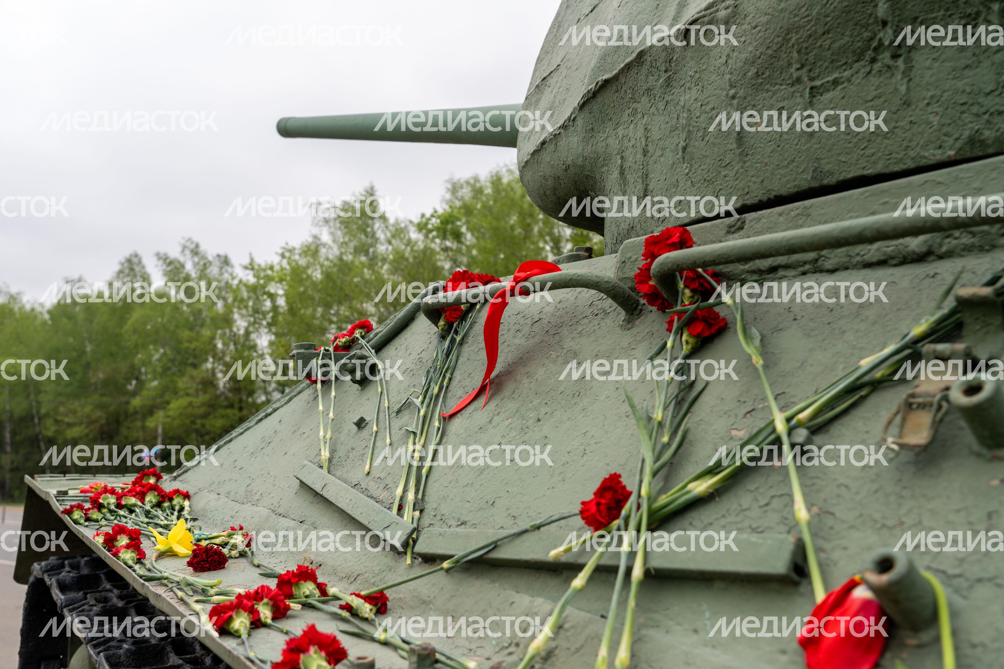Памятник танку Т-34-85 у Ленино-Снегиревского военно-исторического музея в Ленино округа Истра Памятник танку Т-34-85 у Ленино-Снегиревского военно-исторического музея в Ленино округа Истра