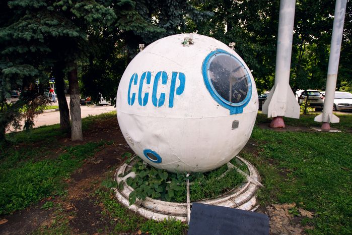 Долгопрудный. Памятник Циолковскому