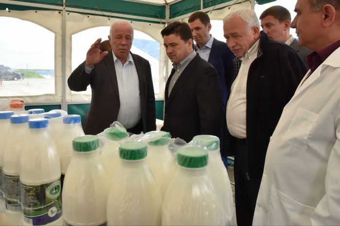 А. Воробьев посетил совхоз «Барыбино» в Домодедово