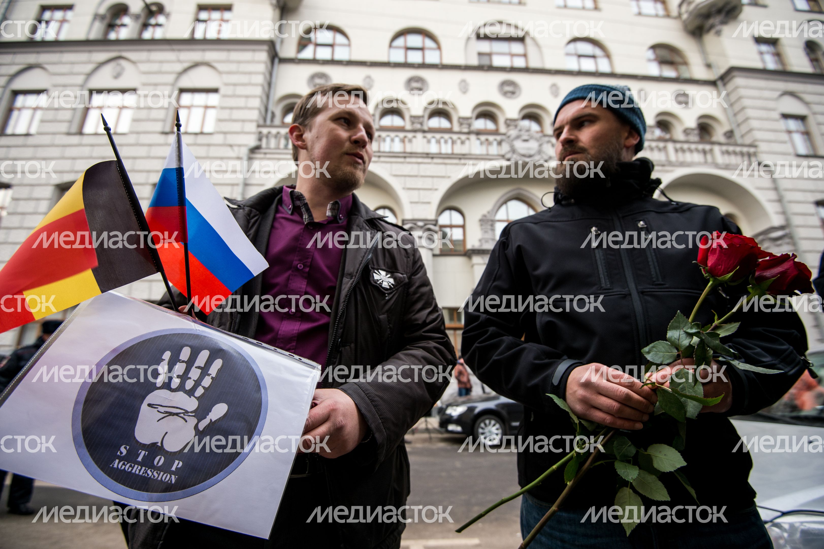 Москвичи несут цветы к посольству Бельгии